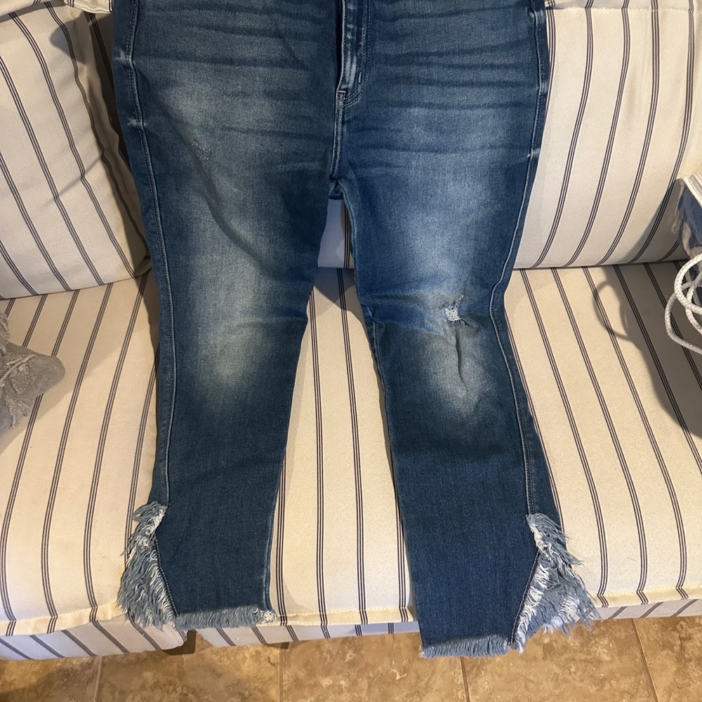 Stylish Blue Frayed Hem Women Jeans